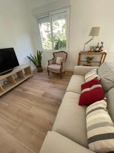 sala de estar con sofá y TV en Chalet SAO PAULO cerca de la playa en San Pedro del Pinatar