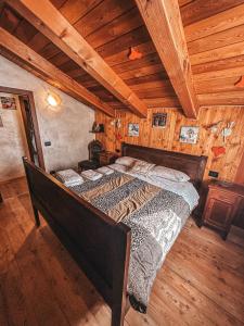 uma cama grande num quarto com tecto em madeira em La Maison de Julie em Pré-Saint-Didier