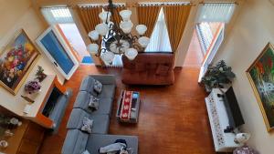 Una vista aérea de una sala de estar con un sofá. en Villa Dinar Mountain View Villa Keluarga Kapasitas 30 Orang di Lembang Dekat Dusun Bambu, en Lembang