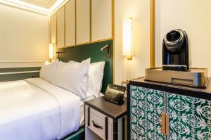 Postel nebo postele na pokoji v ubytování The Emerald House Lisbon - Curio Collection By Hilton