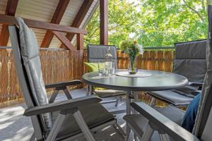 d'une terrasse avec une table et des chaises. dans l'établissement Apartmenthaus Tiemann Wohnung 3, à Kellenhusen