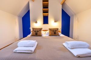 - une chambre avec un grand lit aux murs bleus dans l'établissement « La Grrr'Authentique » - Maison Troglodyte Unique, à Amboise