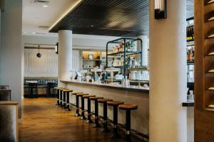 Holman Riverfront Park Hotel Salem, Tapestry By Hilton酒廊或酒吧区