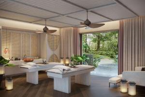ein Badezimmer mit zwei Waschbecken und einem großen Fenster in der Unterkunft Canopy By Hilton Seychelles in Anse a La Mouche