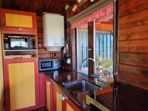 a kitchen with a sink and a microwave at Op e Mieden in Bartlehiem