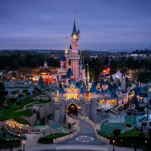 widok na zamek w nocy w obiekcie Disneyland Paris Familly Appart - 7 minutes Disney - Parking - Netflix - Wifi - - 4 nuits ou plus Smartbox offert 60 euros - 7 nuits ou plus Smartbox offert 120 euros w mieście Chessy