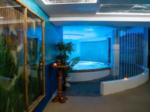 梅利哈Riviera Spa Resort - Adults Only的蓝色客房 - 带浴缸 - 大楼内