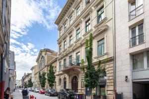 un edificio en una calle con coches aparcados delante en V26 Freedom Lodge Apartment, en Budapest