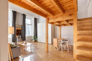 sala de estar con techo de madera y mesa en V26 Freedom Lodge Apartment, en Budapest