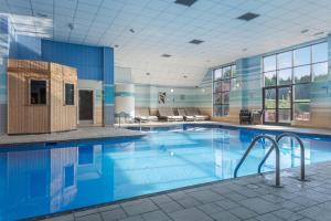 una grande piscina in una camera d'albergo di Stratford Manor Hotel a Stratford-upon-Avon