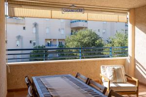 een balkon met een tafel en stoelen op een balkon bij Vivienda Magallanes in Sanlúcar de Barrameda