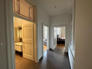 a hallway with a door leading to a bedroom at Villa Wingolf in Karlovy Vary