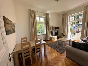 un soggiorno con tavolo e divano di Villa Wingolf a Karlovy Vary