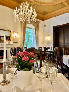 En restaurant eller et andet spisested på Villa Sophienhöhe