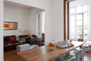 een woonkamer met een houten tafel en een eetkamer bij My Address in Barcelona in Barcelona