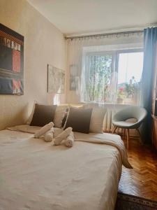 - un grand lit dans une chambre avec fenêtre dans l'établissement Cozy Apartment in Kaunas with Free Parking, à Kaunas