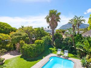 eine Luftansicht auf einen Garten mit einem Pool in der Unterkunft That Cape Town House in Dagbreek