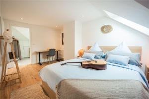 une chambre avec un lit avec une guitare dessus dans l'établissement A Hidden Gem in the Heart of Koblenz, à Coblence 51 autres photos