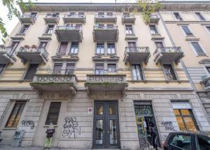 un edificio con balconi sul lato di PVR Guest House a Milano