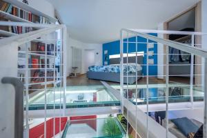 una camera con piscina al centro di una casa di PVR Guest House a Milano