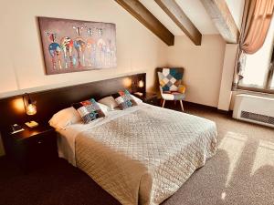ein Schlafzimmer mit einem Bett und einem Stuhl in der Unterkunft Hotel Malpensa INN Aereoporto in Tornavento
