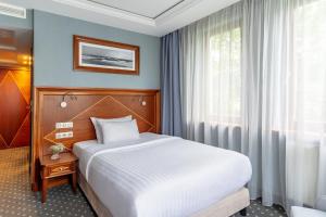 a bedroom with a large bed and a window at Haffner Hotel & SPA Sopot - Destigo Hotels in Sopot