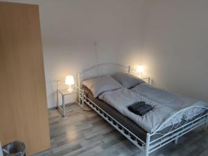 Postel nebo postele na pokoji v ubytování Schönes einfaches zentrales Zimmer in Oldenburg