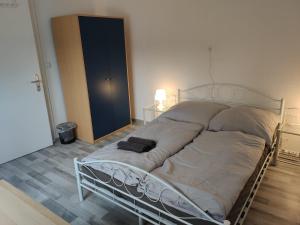 Postel nebo postele na pokoji v ubytování Schönes einfaches zentrales Zimmer in Oldenburg