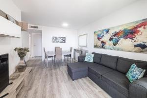 un salon avec un canapé et une table dans l'établissement Apto. con piscinas y gym a 800 metros de playa, à El Campello