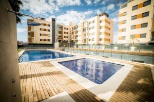une piscine au milieu d'un immeuble dans l'établissement Apto. con piscinas y gym a 800 metros de playa, à El Campello