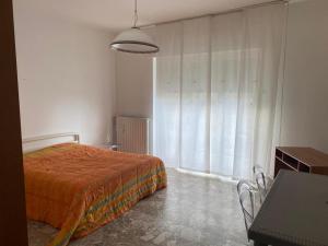 1 dormitorio con 1 cama, mesa y sillas en Vista Mare, en Pescara