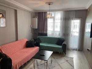 ein Wohnzimmer mit einem Sofa und einem Tisch in der Unterkunft Şehir merkezinde lüx daire in Van