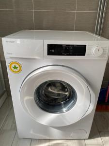 una lavadora blanca en una habitación en Adua apartments ospedale clinica Santa Rita, en Vercelli