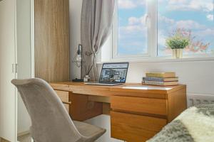 Televiisor ja/või meelelahutuskeskus majutusasutuses Emerald House - Prime Location - Driveway Parking, Pool Table, Fast Wifi, Self Check-In and Sky TV by Yoko Property