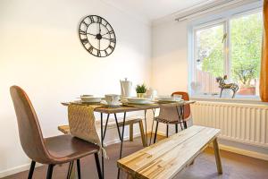 Foto sihtkohas Milton Keynes asuva majutusasutuse Emerald House - Prime Location - Driveway Parking, Pool Table, Fast Wifi, Self Check-In and Sky TV by Yoko Property galeriist