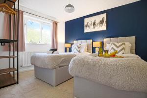Voodi või voodid majutusasutuse Emerald House - Prime Location - Driveway Parking, Pool Table, Fast Wifi, Self Check-In and Sky TV by Yoko Property toas