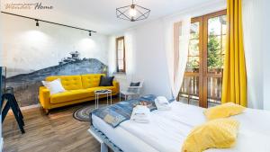 Łóżko lub łóżka w pokoju w obiekcie Wonder Home - Apartamenty położone blisko deptaka, licznych restauracji i sklepów