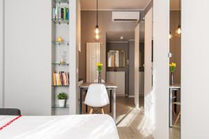 a bedroom with a table and a white chair at La bomboniera di Washington in Milan