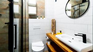Łazienka w obiekcie Wonder Home - Apartamenty położone blisko deptaka, licznych restauracji i sklepów