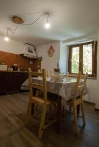 eine Küche mit einem Tisch und Stühlen im Zimmer in der Unterkunft Borgo Don Camillo in Cutigliano