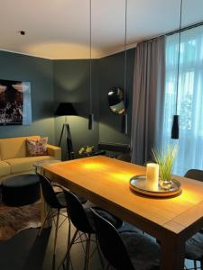 een woonkamer met een houten tafel en stoelen bij InkBlue-Apartment in Heidenau