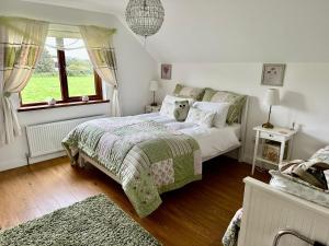 Postel nebo postele na pokoji v ubytování Cherrytree House B&B