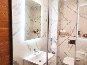 Bilik mandi di Emerald Apartment On Arena Oradea +40 gambar