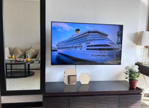 TV a/nebo společenská místnost v ubytování Luxury at The Address Dubai Marina Residence