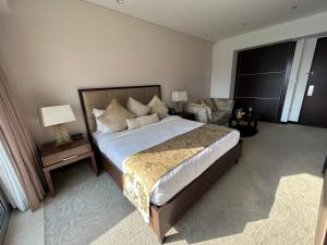 Postel nebo postele na pokoji v ubytování Luxury at The Address Dubai Marina Residence