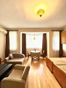 una sala de estar con un sofá y una mesa en Studio Flat in Center of Tbilisi, en Tiflis