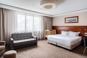 索波特Hotel Haffner Resort & Spa - Destigo Hotels的一间带床和椅子的酒店房间