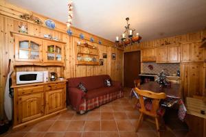 - un salon avec un canapé et une table dans l'établissement La Pineta di Giove - Casa Lory, à Campo di Giove