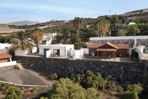 een luchtzicht op een huis met een stenen muur bij Moijama 4 in Los Llanos de Aridane