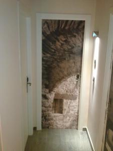 un pasillo con una pared de piedra en una habitación en La Posada de Mosqueruela, en Mosqueruela